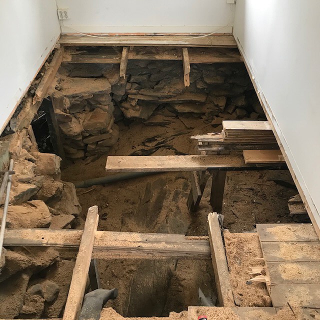 Skadat golv innan renovering